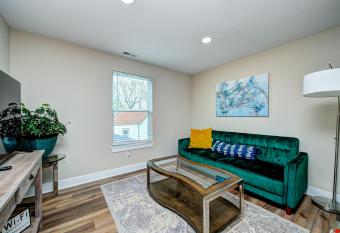 Stylish 1BR Condo 1 Mile To Downtown allows 18 year olds to book a room