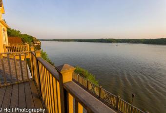 Fabulous Lake Views! allows 18 year olds to book a room
