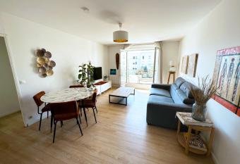 Charme et Douceur By UTA HOUSE has Balcony rooms