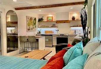 The Poe ~ Stylish Studio in downtown High Springs has Balcony rooms