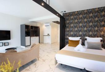 Reina Victoria La Plaza has rooms with a private hot tub