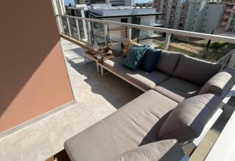 GM Premium Portim  o allows 18 year olds to book a room