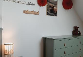 Le Cottage du Bois Flott   has rooms with a private hot tub