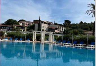 Parcs de Grimaud appartement 4 personnes vue mer allows 18 year olds to book a room