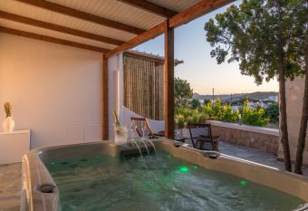 Kallia s Suites Milos allows 18 year olds to book a room