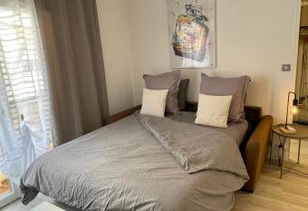 the Dream allows 18 year olds to book a room