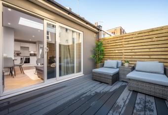 Brandnew Stylish House with Patio for 6 in Central Brighton has Balcony rooms