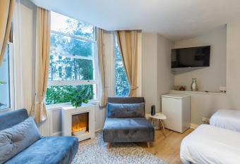 Sylish Studio Apartment close to Station allows 18 year olds to book a room