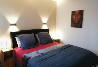 Hostal 170 Room 15 Service Appartement has Balcony rooms