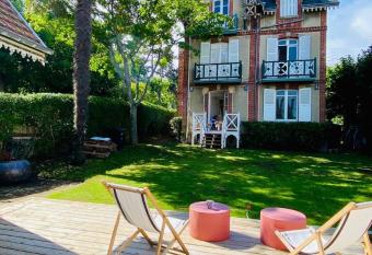 Villa Chantemerle 11 personnes allows 18 year olds to book a room