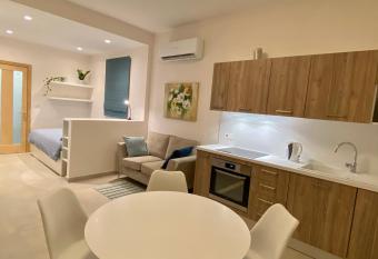 Mosta Garden Studio has Balcony rooms
