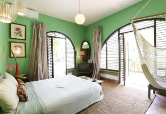 DREAMCATCHER by DW allows 18 year olds to book a room