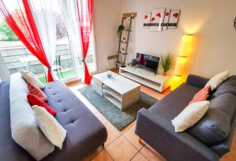 L  man Holidays - Le Coquelicot has Balcony rooms