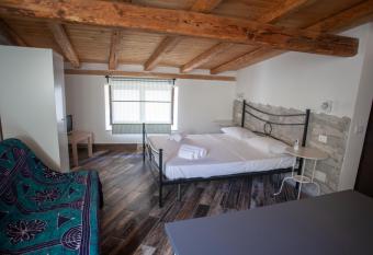 SCUDERI HOUSE 2 allows 18 year olds to book a room