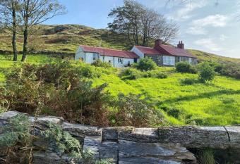 The Drovers Cabin-Off Grid Property, No Electricity allows 18 year olds to book a room