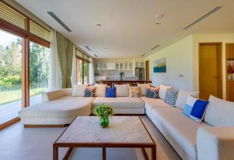 The Ocean Estates By Abogo has rooms with a private hot tub