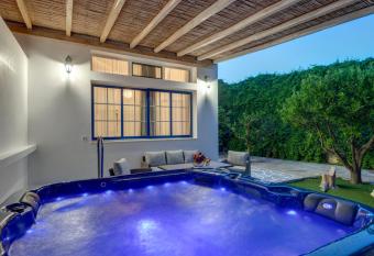 Lemon Balm has rooms with a private hot tub