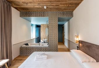 Good Life Hotel Garden allows 18 year olds to book a room