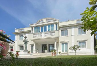 Villa Bianca a few steps by the sea with exclusive garden & jacuzzi allows 18 year olds to book a room