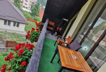 Apartament Kalinderu K1 Bu  teni has rooms with a private hot tub