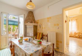 Casa Vacanze Cenate has Smoking/Balcony rooms