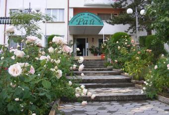 Paradise Hotel has Balcony rooms