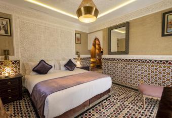 Maria Towers , Palais Table d h  tes & SPA has rooms with a private hot tub