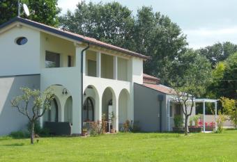 Ca  del Portego allows 18 year olds to book a room