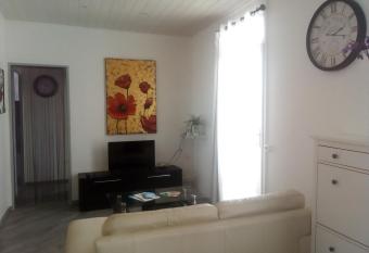 App. 6 couchages 3 chambres Stationnement gratuit allows 18 year olds to book a room