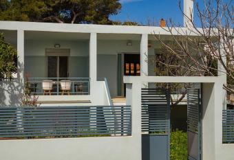 ELEGANT BEACH HOUSE has Balcony rooms
