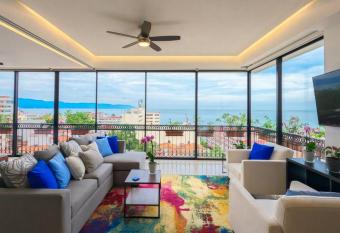 Luxury Oceanview Modern Condo has Balcony rooms