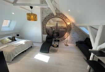 Esprit New York ........ au c  ur de Mulhouse allows 18 year olds to book a room