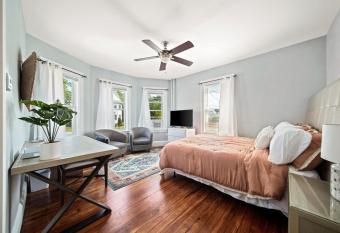 Cozy Up in 5BR 1BTH Apt Near Charming Oak Square allows 18 year olds to book a room