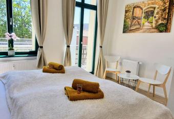 Im Herzen der Altstadt, Stilvoll, Netflix, allows 18 year olds to book a room