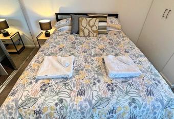 All Heart & Sol - 2bd 1bth Apt steps from the CBD has Balcony rooms