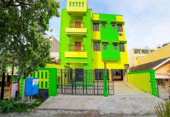 OYO 91283 Sg Premium Guest House allows 18 year olds to book a room