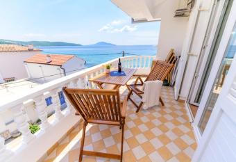 2 bedrooms appartement with sea view furnished balcony and wifi at Martinscica has Balcony rooms