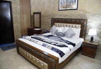 Gulberg Sweet Hotel allows 18 year olds to book a room