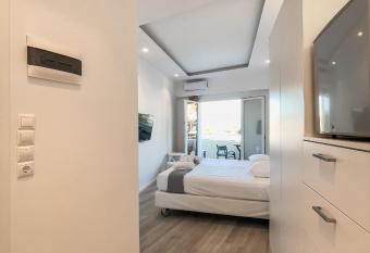 TIKI BEACH STUDIOS has Balcony rooms