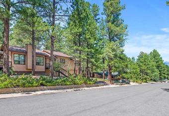 Kathys Cabin on Lake Mary Rd, King Bed, Hot Tub, SnowBowl, Close to NAU & Airport! has Balcony rooms