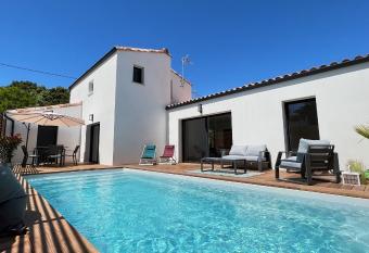 L Ayucca allows 18 year olds to book a room