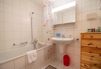 Latschu  el Apartment allows 18 year olds to book a room