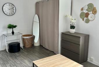 Studio Coeur de ville allows 18 year olds to book a room