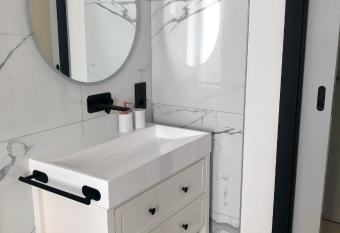 Studio calme-  quipements haut de gamme allows 18 year olds to book a room