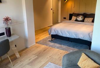 Good Mood - chambres et suite allows 18 year olds to book a room