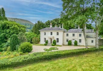 Pantybeiliau House Bed & Breakfast allows 18 year olds to book a room