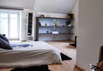 Appartement de charme allows 18 year olds to book a room