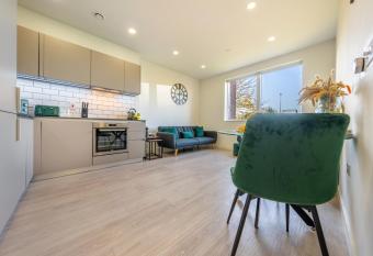 Luxury 1 Bedroom serviced apartment with Roof terrace & Gym has Balcony rooms