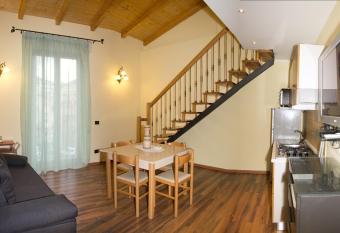 Residence Villa Il Glicine has rooms with a private hot tub