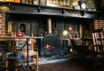 Ye Olde Smugglers Inne has Balcony rooms